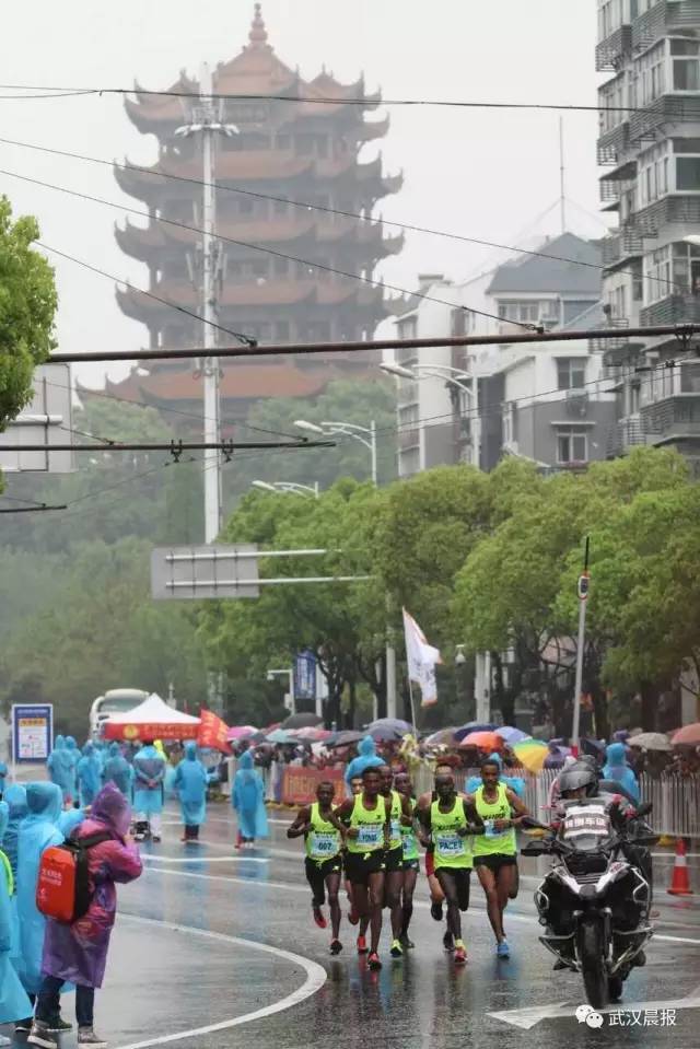 武汉人的年度大趴又来了，今天早上7点30分，2017年武汉马拉松，准时开跑。