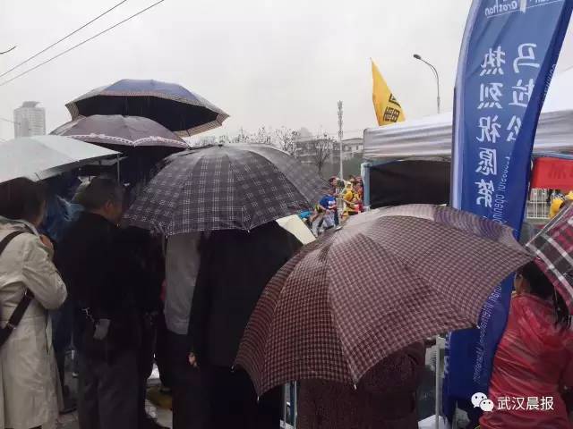 武汉人的年度大趴又来了，今天早上7点30分，2017年武汉马拉松，准时开跑。