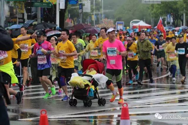 武汉人的年度大趴又来了，今天早上7点30分，2017年武汉马拉松，准时开跑。
