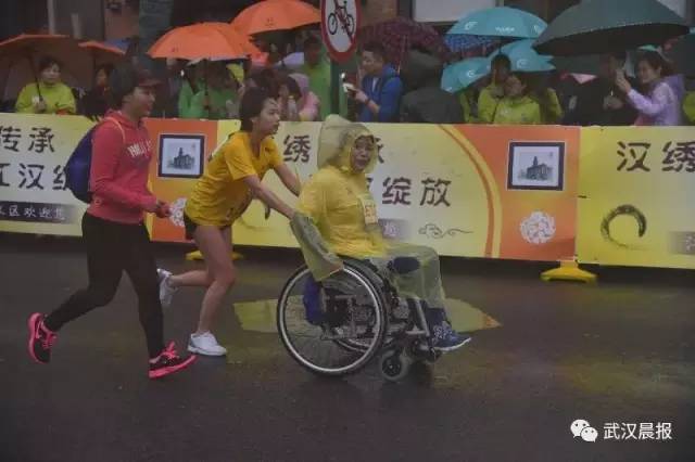 武汉人的年度大趴又来了，今天早上7点30分，2017年武汉马拉松，准时开跑。