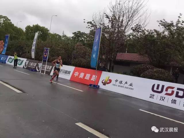 武汉人的年度大趴又来了，今天早上7点30分，2017年武汉马拉松，准时开跑。