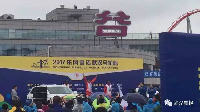 武汉人的年度大趴又来了，今天早上7点30分，2017年武汉马拉松，准时开跑。