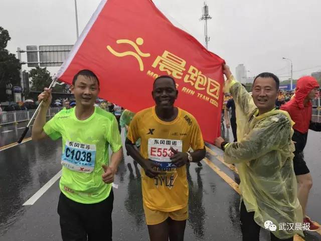 武汉人的年度大趴又来了，今天早上7点30分，2017年武汉马拉松，准时开跑。