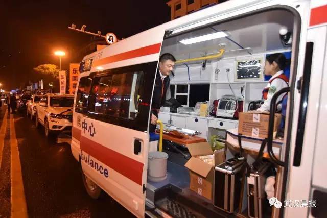 武汉人的年度大趴又来了，今天早上7点30分，2017年武汉马拉松，准时开跑。