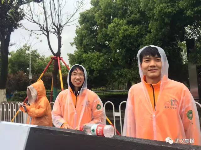 武汉人的年度大趴又来了，今天早上7点30分，2017年武汉马拉松，准时开跑。