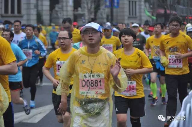 武汉人的年度大趴又来了，今天早上7点30分，2017年武汉马拉松，准时开跑。
