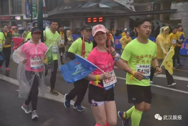 武汉人的年度大趴又来了，今天早上7点30分，2017年武汉马拉松，准时开跑。