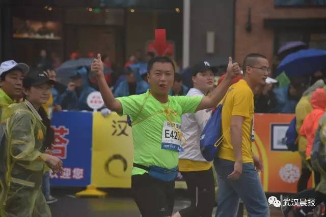 武汉人的年度大趴又来了，今天早上7点30分，2017年武汉马拉松，准时开跑。