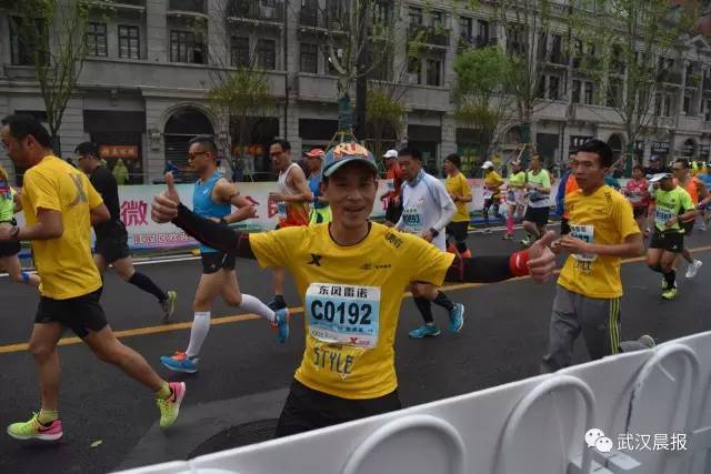 武汉人的年度大趴又来了，今天早上7点30分，2017年武汉马拉松，准时开跑。