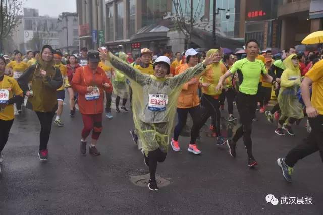 武汉人的年度大趴又来了，今天早上7点30分，2017年武汉马拉松，准时开跑。