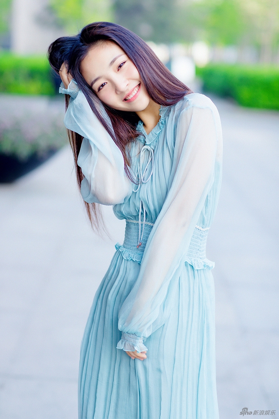 吴倩青春look街拍曝光 玩转初夏轻甜少女风