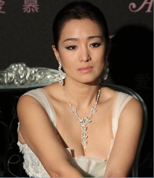 巩俐低胸露冻奶 双峰傲人女王范儿