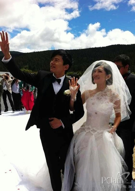 谢娜婚纱是谁设计的_莫文蔚谢娜李玟婚纱PK 谁是最美新娘