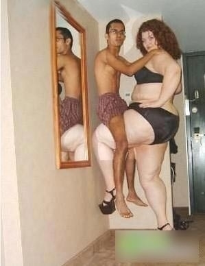 一瘦男抱一胖女猜成语_男抱胖女图猜成语