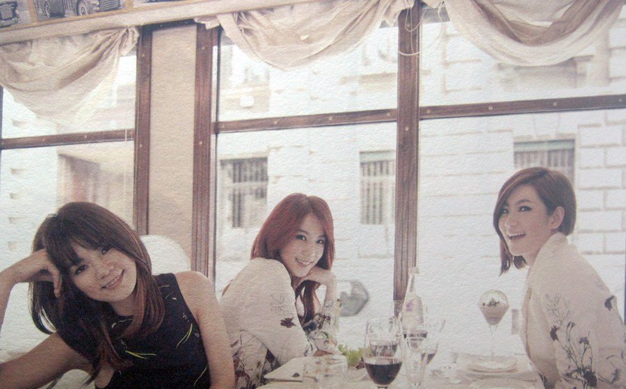 she合体再玩少女look 白裙逆袭扮纯