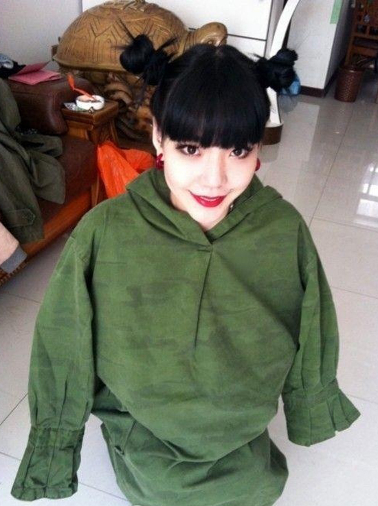 吴莫愁地铁海报吓坏乘客 卸妆照暴丑(图)