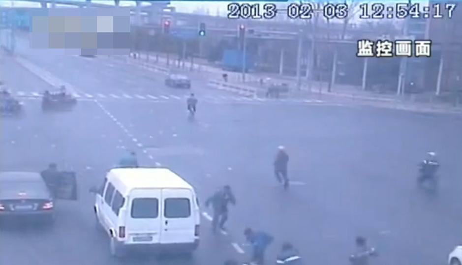 姓秦的人口_农民工掉落万余现金遭哄抢 磕头求还(3)