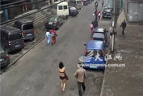 吸毒男驱内衣女游街_性感内衣女