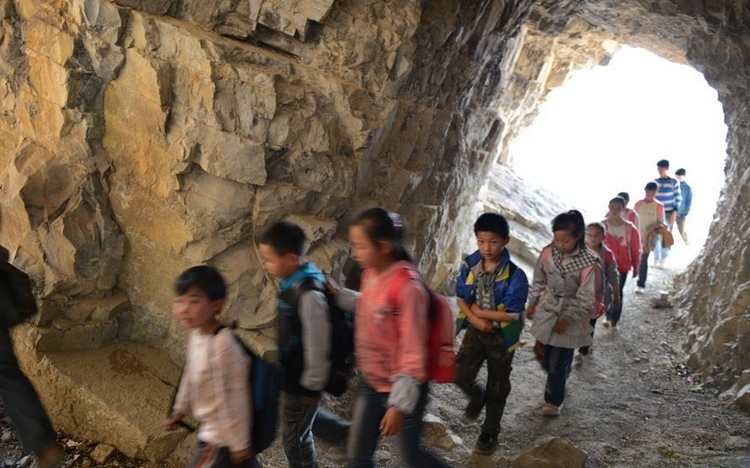 世上最危险的上学路 甚至要拿生命冒险