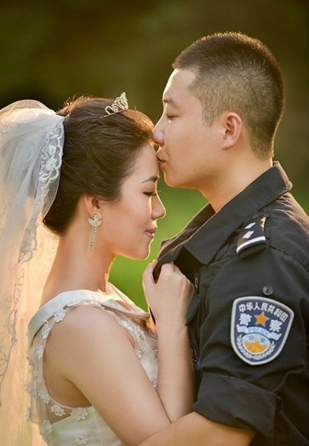 警察个性婚纱照图片_个性婚纱照