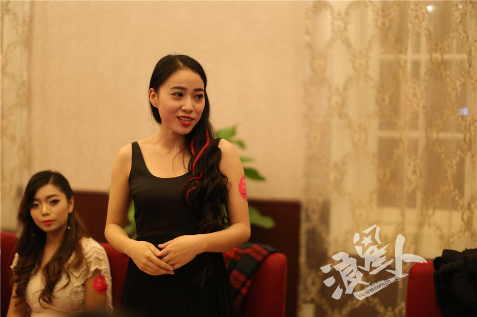 美女去老总_老总和美女喝酒