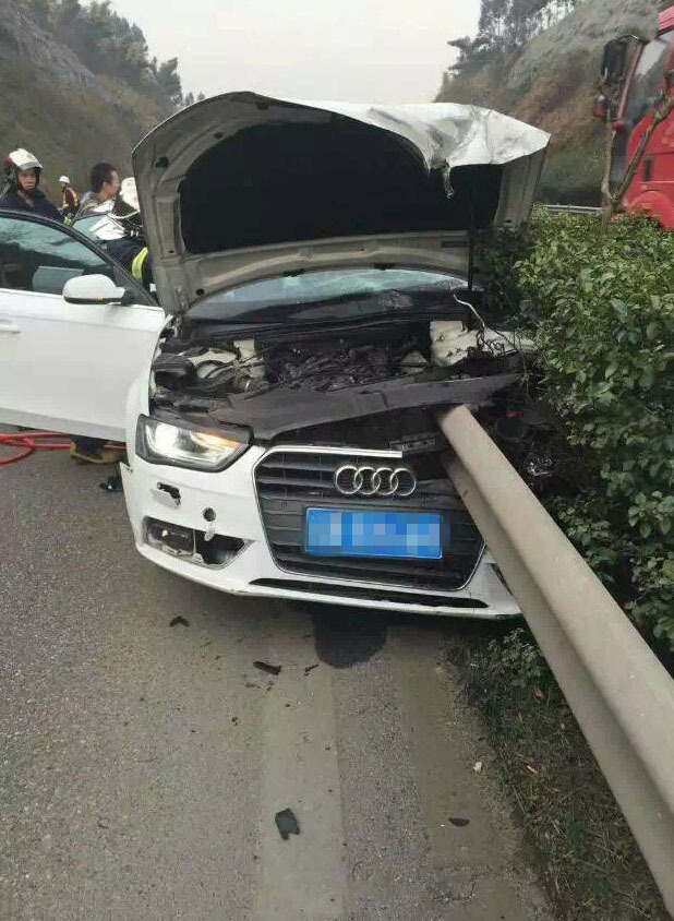 包茂高速重庆草坪段,一辆白色奥迪车在行驶过程中突发事故,整个高清图片