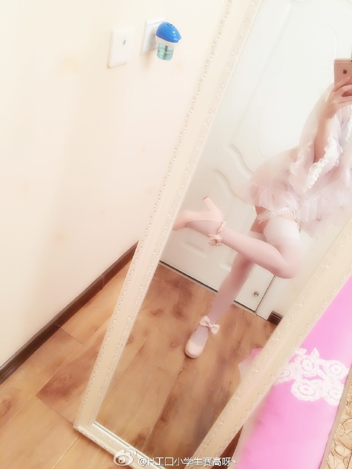 00后小学女生大尺度私照曝光:秀大腿秀身材