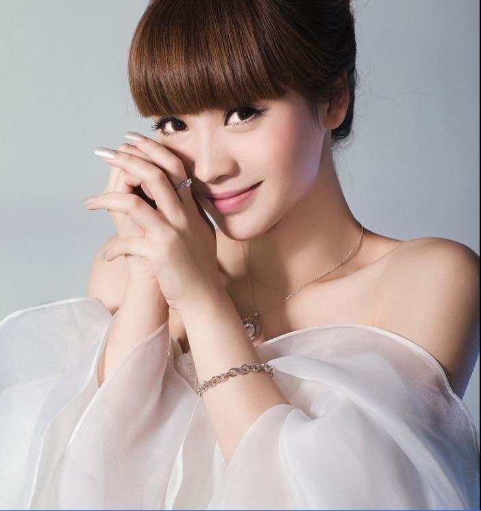 柳岩穿婚纱