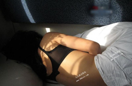 趁媳妇睡觉偷她的内衣(3)