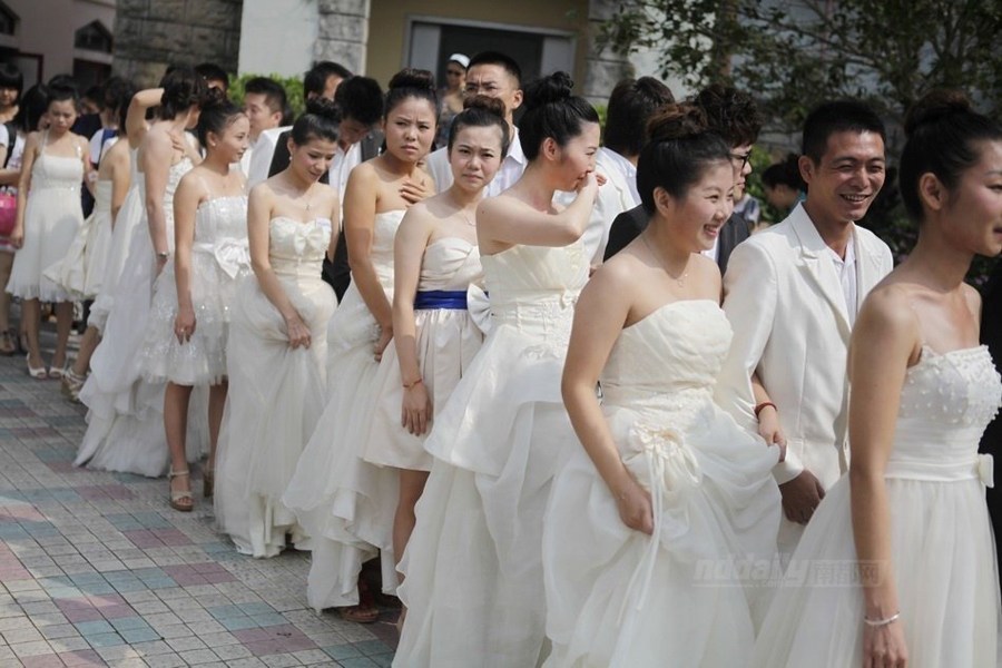 新郎新娘穿婚纱的图片_了解一下新郎新娘应该如何订婚纱拍摄(3)