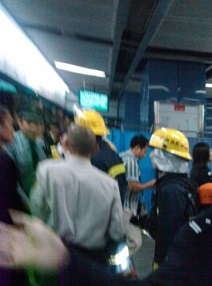 广州地铁车厢冒烟起火