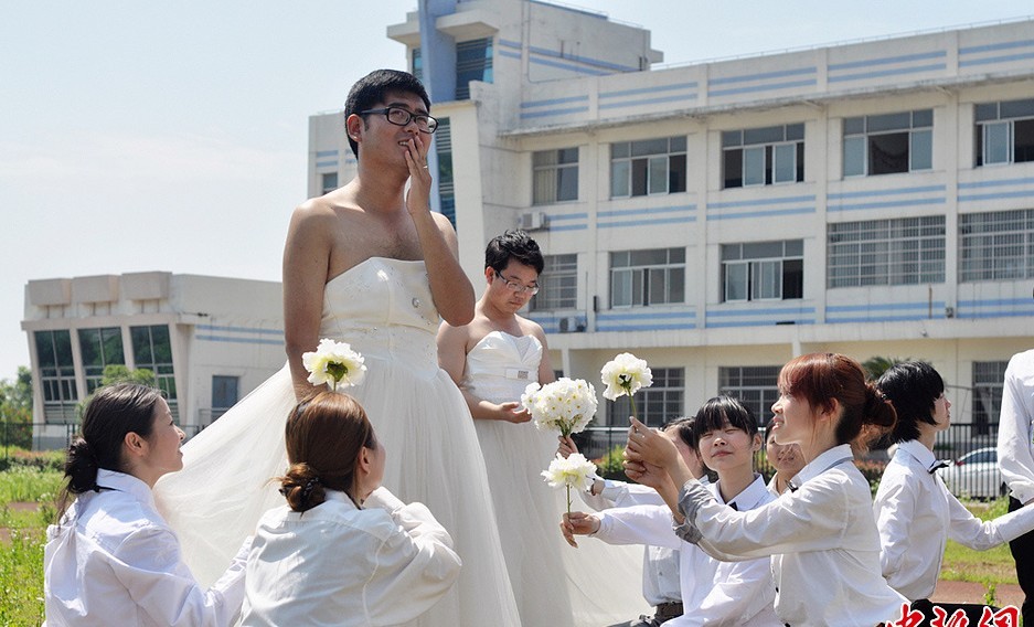 男孩穿婚纱_男孩穿内裤图片(3)