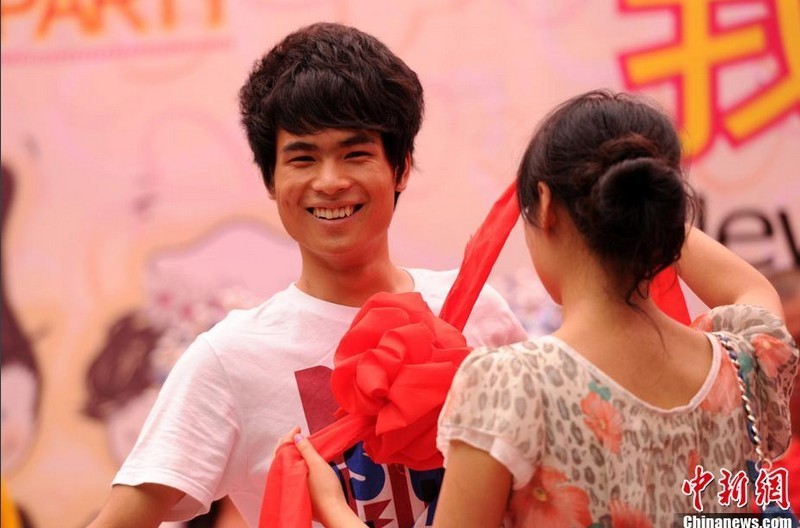 假设一个公司现有股票数量为10万股,每股价格