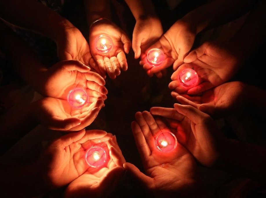 湖南举行烛光祈福 祈祷定西平安