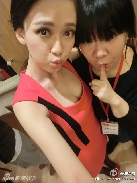 白色衣服露黑色内衣_白色内衣美女(2)