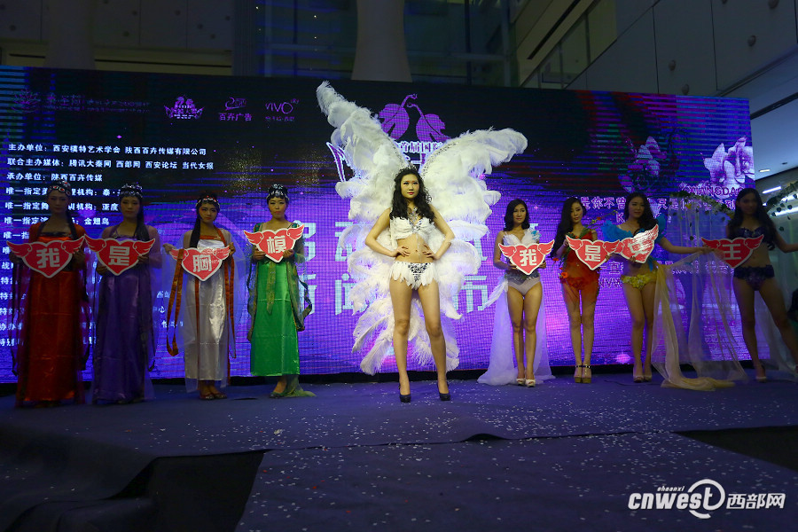 g奶乳神潘春春助阵胸模大赛 当场扒衣验真胸