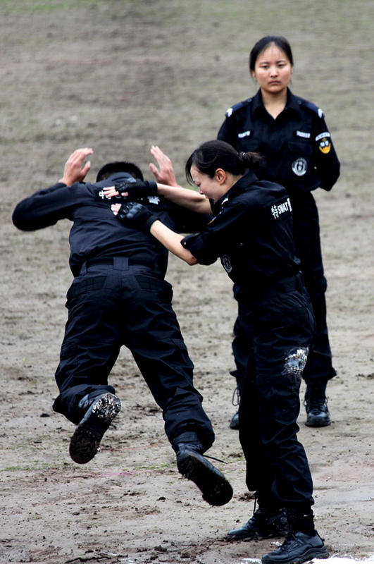 四川女特警现身反恐防暴演练