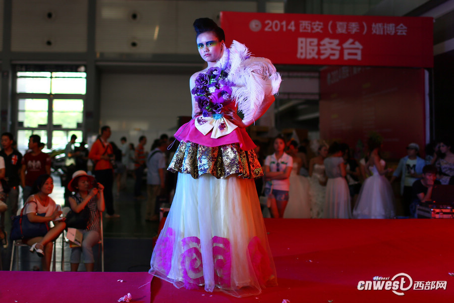 婚纱展区_动漫婚纱情侣头像(2)
