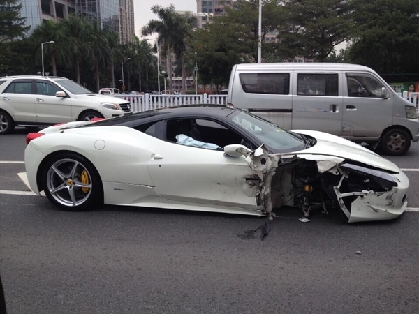 法拉利撞上公交车 轮子飞了高清图片