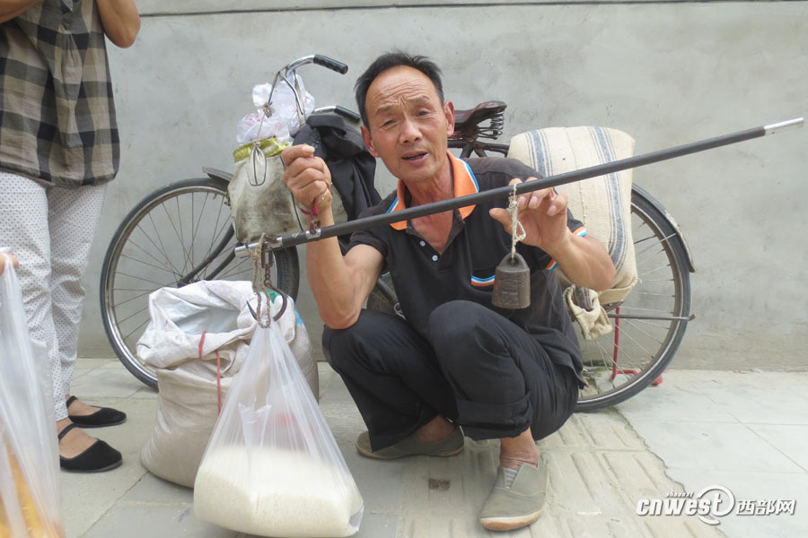 西安街头小贩骑28自行车卖大米 仿佛回到80年代