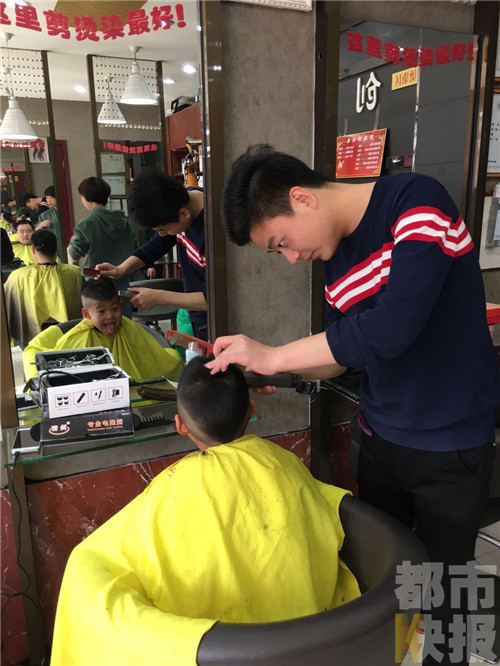 理发店老总_理发店门头图片(3)