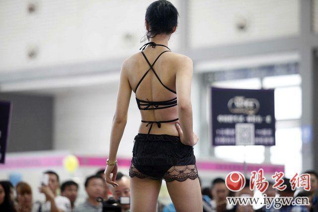 情取内衣t台_韩国内衣模特t台走秀