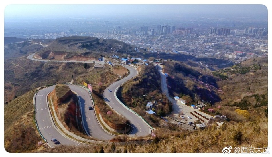 沿着盘山路而上道路曲折盘旋号称十八盘,视野逐渐变得开阔,整个骊山的