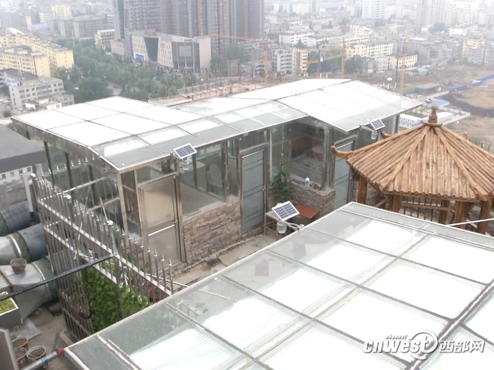 商洛融城国际小区多名业主打穿楼顶加盖房屋