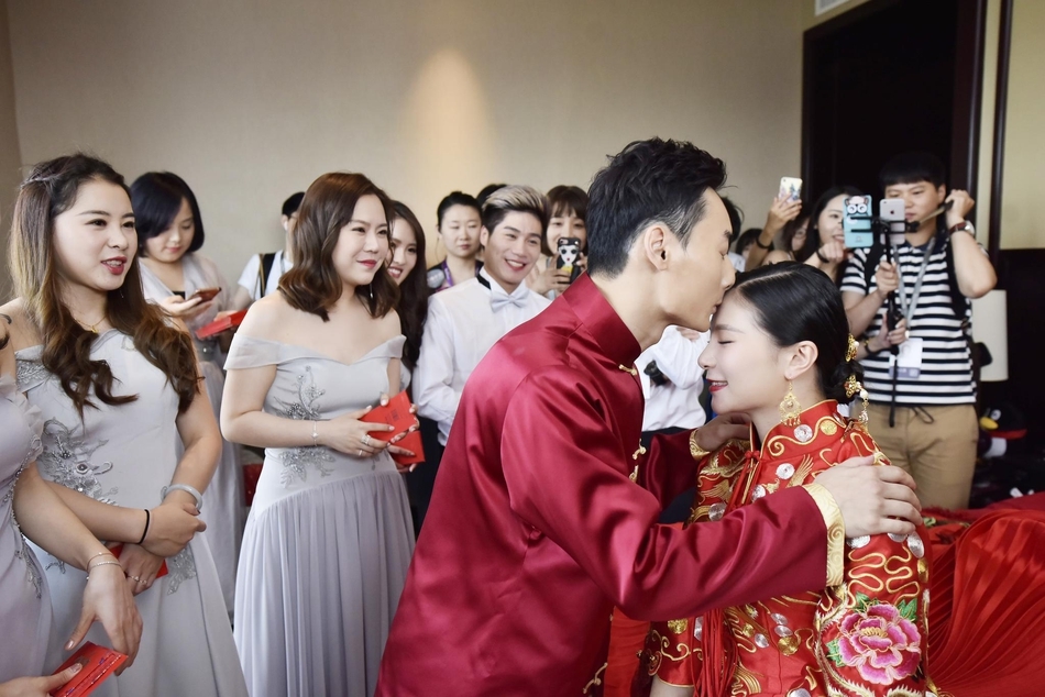秦凯何姿中式礼服温馨甜蜜 抢亲环节妙趣横生