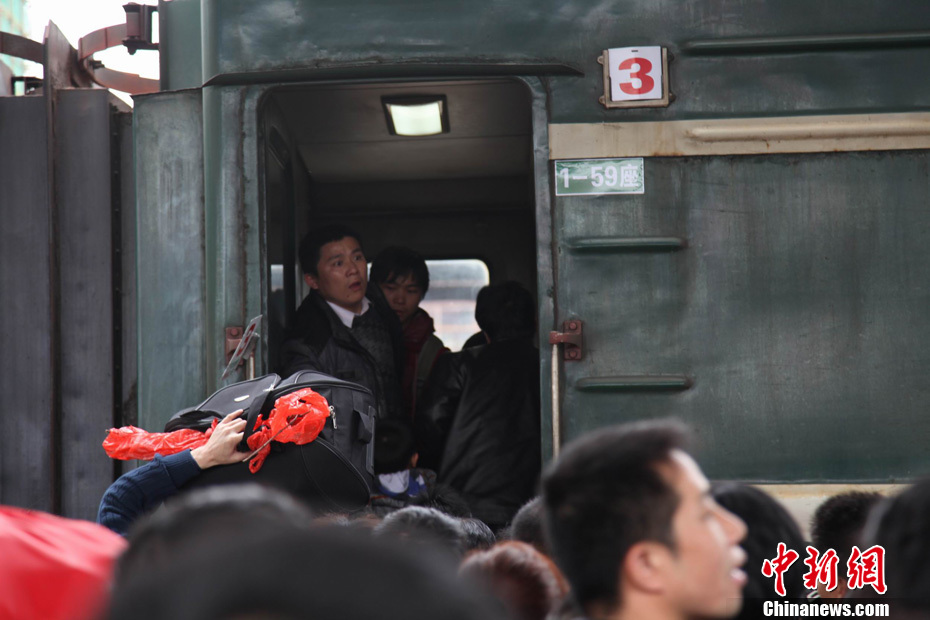 中国的人口大迁徙_中国人口 大 迁徙 镜头下的九年春运路(3)