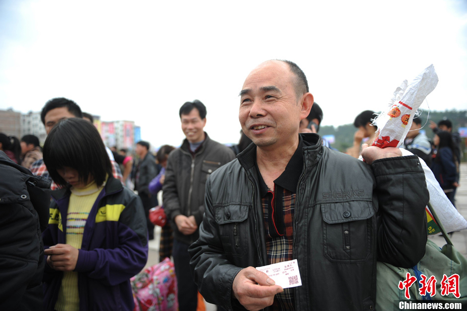 中国的人口大迁徙_中国人口 大 迁徙 镜头下的九年春运路(3)
