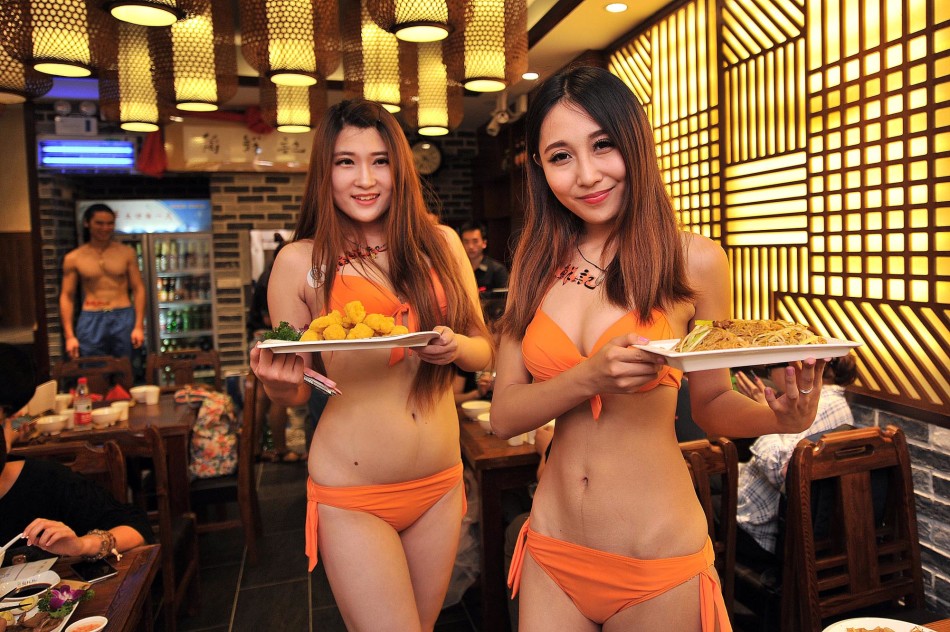沈阳一粥店现比基尼美女服务员