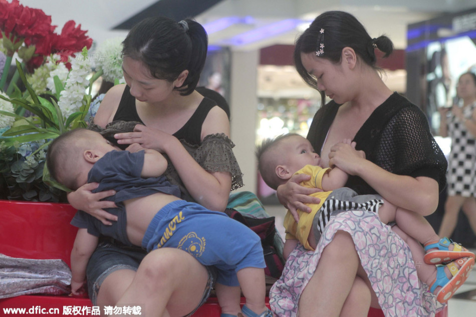 辣妈快闪现场哺乳 倡导母乳喂养