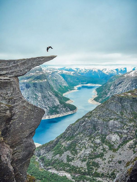 梦到与众人共赴悬崖,探索内心深处的勇气与团结 梦到与众人共赴悬崖,探索内心深处的勇气与团结